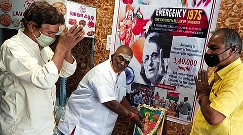 ஆம்பூரில் பாரத மாதா உருவபடத்துக்கு மலர் தூவி மரியாதை செலுத்திய ஓம்சக்தி பாபு.