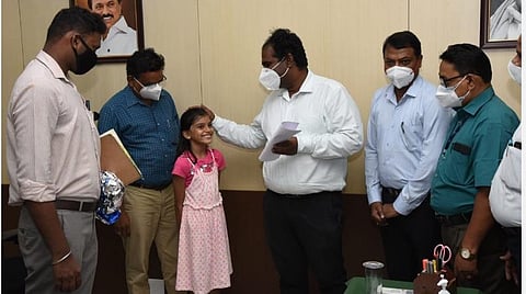 ஆட்சியர் இருக்கை எப்படி இருக்கும்?- கரோனாவால் தந்தையை இழந்த சிறுமியின் ஆசையை நிறைவேற்றிய மதுரை ஆட்சியர்