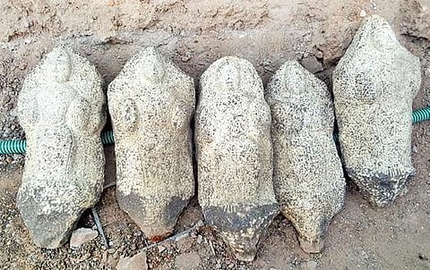 குரும்பலூரில் நேற்று கண்டெடுக்கப்பட்ட சுவாமி கற்சிலைகள்.