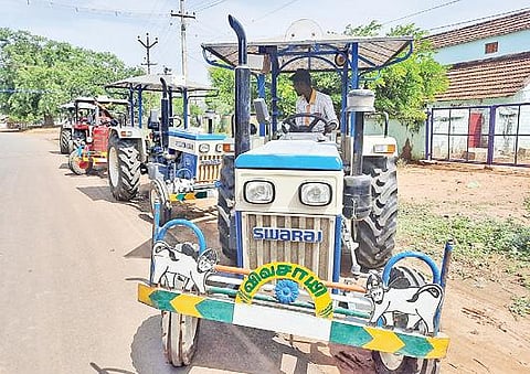 காரைக்குடி அருகே சாக்கோட்டையில் அறந்தாங்கி சாலையில் டிராக்டர்களுடன் போராட்டத்தில் ஈடுபட்ட விவசாயிகள்.