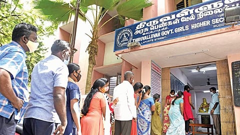 புதுச்சேரி லப்போர்த் வீதியில் உள்ள திருவள்ளுவர் அரசு மகளிர் மேல்நிலைப் பள்ளியில் மாணவர் சேர்க்கைக்காக வரிசையில் நிற்கும் பெற்றோர். படம்: எம்.சாம்ராஜ்