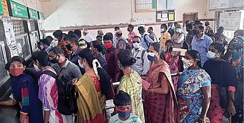 சென்னையில் புறநகர் மின்சார ரயில்களில் நேற்றுமுதல் சில கட்டுப்பாடுகளுடன் பொதுமக்கள் பயணிக்கலாம் என தெற்கு ரயில்வே அறிவித்ததையொட்டி, தனிமனித இடைவெளியை பின்பற்றாமல் தாம்பரம் ரயில் நிலையத்தில் பயணச்சீட்டு வாங்க வரிசையில் நின்றிருந்த பயணிகள். படங்கள்: எம்.முத்துகணேஷ்