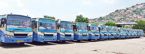 கிருஷ்ணகிரி புறநகர் பேருந்து பணிமனையில் பராமரிப்பு பணிகள் முடிந்து நிறுத்தப்பட்டுள்ள அரசுப்பேருந்துகள்.