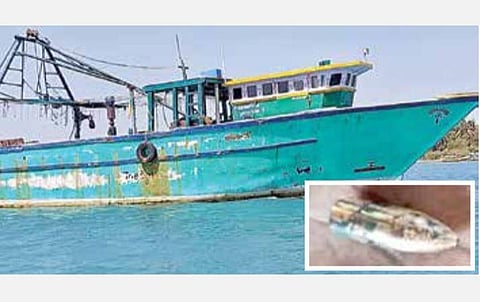 இலங்கை கடற்படையினர் நடத்திய துப்பாக்கிச் சூட்டில் பாம்பன் விசைப் படகில் ஏற்பட்ட துளைகள். (உள்படம்) விசைப் படகில் கிடந்த துப்பாக்கிக் குண்டு.