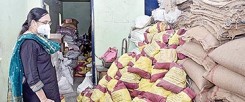 காஞ்சிபுரம் ஆசிரியர் நகர் பகுதியில் நியாயவிலைக் கடைகளில் பொதுமக்களுக்கு வழங்குவதற்காக வைக்கப்பட்டுள்ள மளிகைப் பொருட்களை ஆய்வு செய்த மாவட்ட ஆட்சியர் மா.ஆர்த்தி.