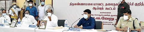 திருவண்ணாமலை மாவட்ட ஆட்சியர் அலுவலகத்தில் நேற்று நடைபெற்ற மாவட்ட தலைநகர் வளர்ச்சிக்கான ஆலோசனை கூட்டத்தில் பேசும் அமைச்சர் எ.வ.வேலு. அருகில், துணை சபாநாயகர் பிச்சாண்டி, ஆட்சியர் முருகேஷ் உள்ளிட்டோர்.