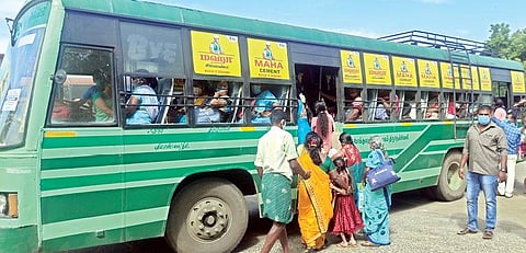 திருநெல்வேலி புதிய பேருந்து நிலையம் அருகே  உள்ள  தற்காலிக பேருந்து நிலையத்தில் இருந்து நேற்று பேருந்துகள் இயக்கப்பட்டன.  (அடுத்தபடம்)  தென்காசியில் இருந்து திருநெல்வேலி செல்லும் பேருந்தில் இருக்கைகள் நிரம்பி பயணிகள் படிக்கட்டுகளிலும் நின்றுகொண்டு பயணித்தனர். படங்கள்: மு.லெட்சுமி அருண்,  த.அசோக் குமார்.
