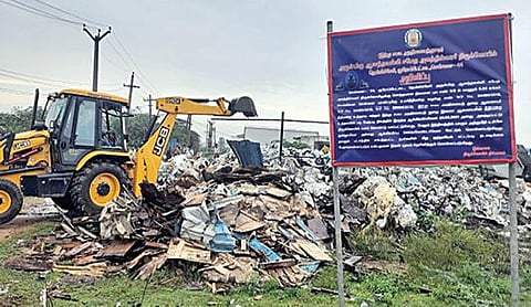 குரோம்பேட்டை நெமிலிச்சேரி பகுதியில் உள்ள ஆனந்தவல்லி சமேத அகத்தீஸ்வரர் கோயிலுக்கு சொந்தமான 2.14 ஏக்கர் நில ஆக்கிரமிப்புகளை நீதிமன்ற உத்தரவின்படி, போலீஸார் உதவியுடன் அறநிலையத் துறை அதிகாரிகள் நேற்று அகற்றி, நிலத்தை மீட்டனர்.  படம்: எம்.முத்துகணேஷ்