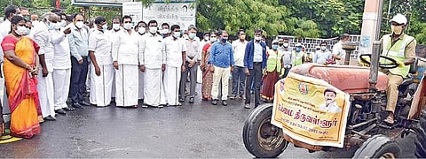 ’தூய்மை திருவள்ளூர்’ திட்டத்தை நேற்று மாவட்ட ஆட்சியர் அலுவலக வளாகத்தில் பால்வளத் துறை அமைச்சர் சா.மு.நாசர் தொடங்கி வைத்தார்.