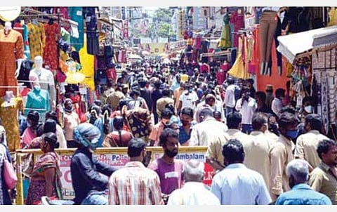 கோயில்களில் மக்கள் தரிசனம்: துணி, நகைக்கடைகள் திறக்கப்பட்டன