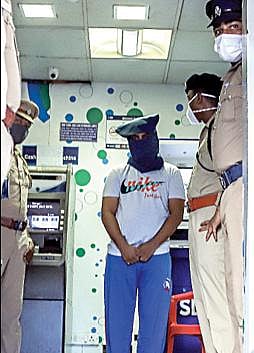 பெரியமேட்டில் உள்ள ஏடிஎம் மையத்தில், நூதன முறையில் திருடியது குறித்து நடித்துக் காட்டும் அமீர் அர்ஷ். படம்: பு.க.பிரவீன்