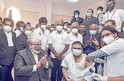 சென்னை உயர் நீதிமன்ற வளாகத்தில் உள்ள பார் கவுன்சில் அரங்கில் நீதிமன்ற ஊழியர்கள், வழக்கறிஞர்களுக்கான கரோனா தடுப்பூசி முகாமை தலைமை நீதிபதி சஞ்ஜிப் பானர்ஜி நேற்று தொடங்கி வைத்தார். நீதிபதிகள் கிருபாகரன், எம்.எம்.சுந்தரேஷ், அமைச்சர்கள் மா.சுப்பிரமணியன், சேகர்பாபு, உதயநிதி ஸ்டாலின் எம்எல்ஏ, மூத்த வழக்கறிஞர் பி.வில்சன் உள்ளிட்டோர் பங்கேற்றனர். படம்: பு.க.பிரவீன்