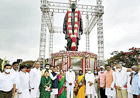 மறைந்த முன்னாள் பிரதமர் பிவி.நரசிம்மராவின் நூற்றாண்டு விழாவினையொட்டி, நேற்று ஹைதராபாத் நெக்லஸ் ரோட்டில் உள்ள அவரது சமாதி அருகே 26 அடி உயர வெண்கல சிலையை தெலங்கானா ஆளுநர் தமிழிசை சவுந்தர்ராஜன், முதல்வர்  கே.சந்திரசேகர ராவ் ஆகியோர் திறந்து வைத்தனர்.