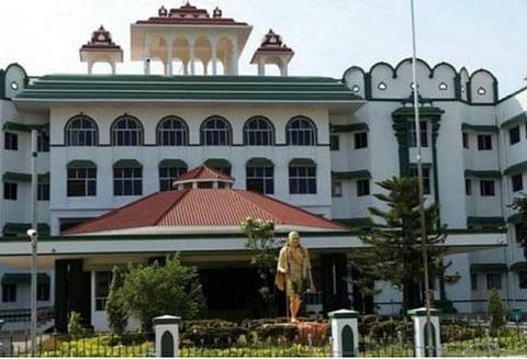 பாளை சிறைக் கைதி கொலை வழக்கு: சட்டம்- ஒழுங்கு பிரச்சினை குறித்து அறிக்கை தாக்கல் செய்ய உயர் நீதிமன்றம் உத்தரவு