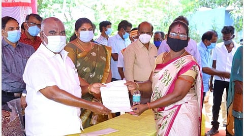 முகாம்வாசியிடம் கோரிக்கை மனுவைப் பெற்றார் அமைச்சர் செஞ்சி கே.எஸ்.மஸ்தான். உடன் மாவட்ட ஆட்சியர் சு.சிவராசு உள்ளிட்டோர்.