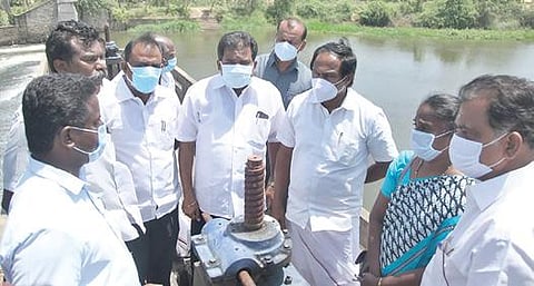 கன்னியாகுமரி அருகே வடக்கு தாமரைகுளம் பகுதியில் பழையாற்றின் குறுக்கே தடுப்பணை கட்டப்படவுள்ள பகுதியை அமைச்சர் மனோ தங்கராஜ் ஆய்வு செய்தார்.