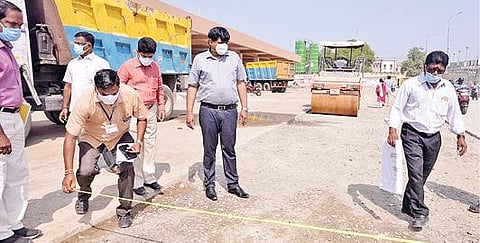 திறப்பு விழாவுக்கு தயாராகும் பெரியார் பேருந்துநிலைய கட்டுமானப் பணிகளை ஆய்வு செய்யும் மாநகராட்சி ஆணையர் கே.பி.கார்த்திகேயன்.