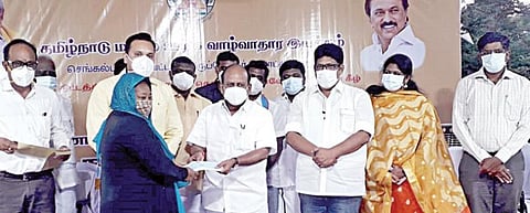 திருப்போரூர் வட்டார வளர்ச்சி அலுவலகத்தில் அரசின் பல்வேறு திட்டங்களின்கீழ் ஊரக தொழில் துறை அமைச்சர் தா.மோ.அன்பரசன் பயனாளிகளுக்கு கடனுதவிகளை வழங்கினார்.