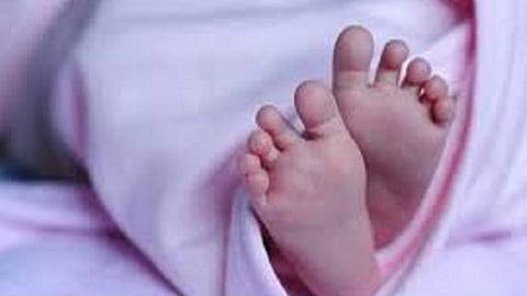 மதுரை காப்பகத்தில் ஆண் குழந்தை கடத்தி விற்பனையா?- நிர்வாகியைத் தேடும் போலீஸ்