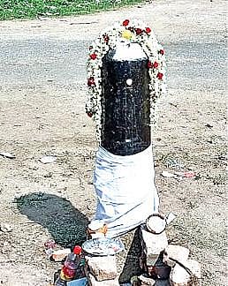 பொன்னூர் கிராமத்தில்  கண்டெடுக் கப்பட்ட சிவலிங்கம்.