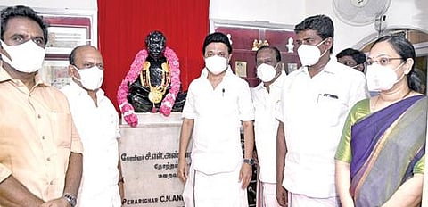 காஞ்சிபுரம் அண்ணா நினைவு இல்லத்தில் உள்ள அவரது சிலைக்கு,  முதல்வர் மு.க.ஸ்டாலின், நேற்று மாலை அணிவித்து மரியாதை செலுத்தினார்.  உடன் ஊரக தொழில் துறை அமைச்சர் தா.மோ.அன்பரசன், மாவட்ட ஆட்சியர் மா.ஆர்த்தி உள்ளிட்டோர்.