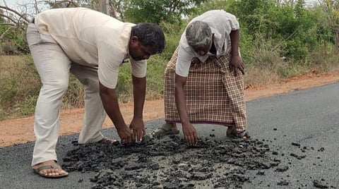 காளையார்கோவில் அருகே ஊத்துப்பட்டியில் ஒரே நாளில் சேதமடைந்த புதிய தார்ச்சாலை.