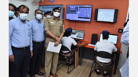 விதிமீறும் வாகன நம்பர் பிளேட்டை படம் பிடித்து அபராதம் விதிக்கும் நவீன கட்டுப்பாட்டறை: காவல் ஆணையர் தொடங்கி வைத்தார்