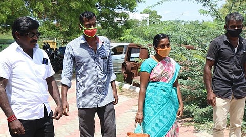 தூத்துக்குடி சிபிசிஐடி அலுவலகத்துக்கு விசாரணைக்கு வந்த மகேந்திரனின் சகோதரி சந்தனமாரி, யாக்கோபு ராஜ் உள்ளிட்டோர்.
