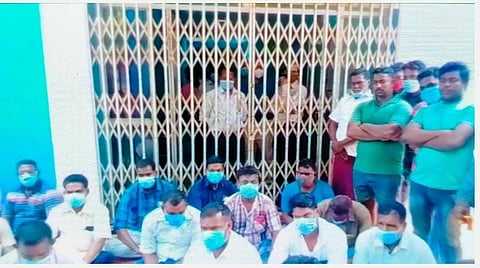 சுருக்குவலைக்கு எதிர்ப்பு; புதுச்சேரியில் மீன்வளத்துறை இயக்குநர் அலுவலகத்துக்கு பூட்டு, முற்றுகை: அதிகாரிகள் சிறைபிடிப்பு
