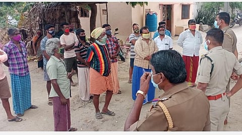 கோவை காரமடை வனச்சரகத்துக்கு உட்பட்ட திம்மம்பாளையம் பகுதியில் இன்று நரிக்குறவ மக்களிடம் அவுட்காய் தயாரிப்பில் ஈடுபடக்கூடாது என அறிவுறுத்தல்களை வழங்கிய வனத்துறை, காவல்துறையினர்.