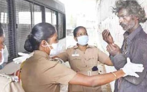 மனநலம் குன்றி சாலையில் திரிபவர்களை காப்பகத்தில் ஒப்படைக்கும் காவல் துறை