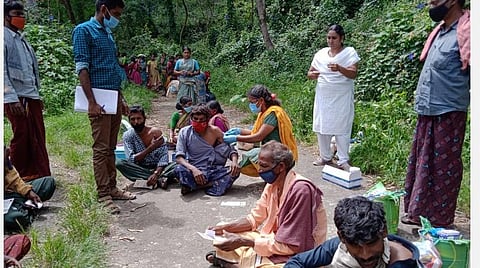 உடுமலை அரசு மருத்துவரின் முயற்சியால் தடுப்பூசி போட்டுக்கொண்ட மலைவாழ் மக்கள் 