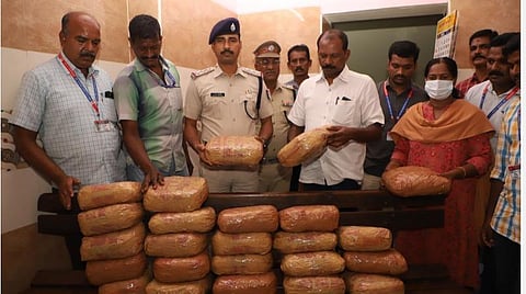வேலூர் மாவட்ட போதைப் பொருள் நுண்ணறிவு பிரிவு துணை காவல் கண்காணிப்பாளர் ஏ.டி.ராமச்சந்திரனிடம் கஞ்சா பார்சலை ஒப்படைத்த ரயில்வே பாதுகாப்புப் படை ஆய்வாளர் தேப்ராத் சத்பதி.