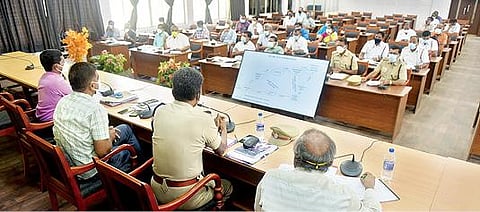 காட்பாடி ரயில்வே மேம்பாலம் புதுப்பித்தல் தொடர்பான துறை சார்ந்த அலுவலர்களுடன் ஒருங்கிணைப்பு குழு கூட்டம் வேலூர் மாவட்ட ஆட்சியர் அலுவலகத்தில்  ஆட்சியர் குமாரவேல் பாண்டியன் தலைமையில் நேற்று நடைபெற்றது. அருகில், எஸ்.பி., செல்வகுமார் உள்ளிட்டோர்.படம்: வி.எம்.மணிநாதன்.