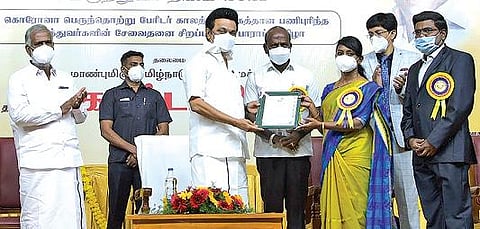நூறு சதவீத பழங்குடியினருக்கு தடுப்பூசி நீலகிரி மாவட்ட ஆட்சியருக்கு சான்றிதழ் வழங்கி முதல்வர் பாராட்டு
