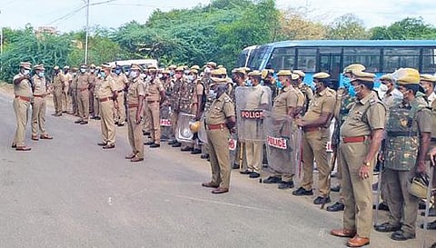திருநெல்வேலி அரசு மருத்துவக் கல்லூரி மருத்துவமனை பகுதியில் பாதுகாப்புக் காக குவிக்கப்பட்டிருந்த போலீஸார்.