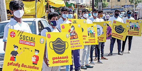 தமிழக பொது சுகாதாரத் துறை, சென்னை மாநகராட்சி, மத்திய அரசின் செய்தி தகவல் அமைப்பு, உலக சுகாதார அமைப்பு மற்றும் யுனிசெப் ஆகியவை இணைந்து நடத்திய கரோனா தொற்று குறித்த விழிப்புணர்வு நிகழ்ச்சி சென்னை திருவான்மியூரில் நேற்று நடைபெற்றது. அதையொட்டி காய்கறி சந்தை அருகில் கரோனா தடுப்பு வாசகங்கள் அடங்கிய பதாகைகளுடன் அணிவகுத்து நின்ற  தன்னார்வலர்கள்.படம்: பு.க.பிரவீன்