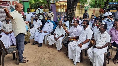 அம்பகரத்தூரில், கிராம மக்கள் பங்கேற்ற ஆலோசனைக் கூட்டத்தில் பேசிய திருநள்ளாறு தொகுதி சட்டப்பேரவை உறுப்பினர் பி.ஆர்.சிவா.