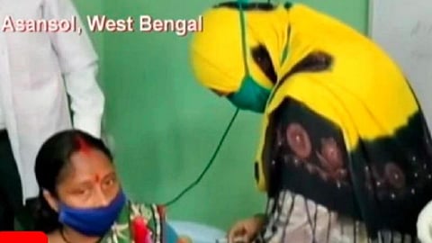 கரோனா தடுப்பூசி செலுத்திய கவுன்சிலர்: சிக்கலில் திரிணமூல் காங்கிரஸ்