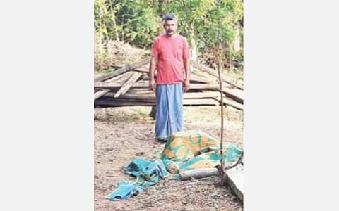 இரண்டரை ஆண்டுகளாக கிடைக்காத கஜா புயல் நிவாரணம்: வீடு இல்லாமல் பள்ளிக்கூடத்தில் வசிக்கும் கூலித் தொழிலாளி