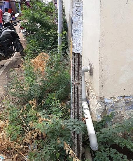 திருநெல்வேலி பழையபேட்டை  சமூக ரெங்கையன் கட்டளை குடிசை மாற்று வாரிய குடியிருப்பு பகுதியில்  கான்கிரீட் பெயர்ந்து,  இரும்புக் கம்பிகள் வெளியே தெரிந்தவாறு அபாய நிலையில் உள்ள மின்கம்பம். (வலது) எட்டயபுரம் பேரூராட்சி பகுதியில் பழுதடைந்த நிலையில் காணப்படும் மின்கம்பம்.படம்: மு.லெட்சுமி அருண்