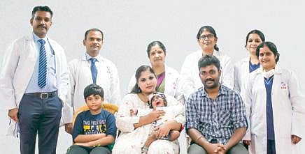 சென்னை காமாட்சி மருத்துவமனையில் கணைய அறுவை சிகிச்சை செய்யப்பட்டு நலமுடன் இருக்கும் குழந்தையுடன் பெற்றோர். அருகில் மருத்துவர்கள் மூர்த்தி, வைத்தீஸ்வரன், சுசித்ரா ரவிசங்கர், ரோஸி இளஞ்செழியன், சித்ரா பத்மநாபன், வித்யா சாயா ஆகியோர்.