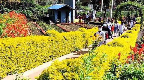 கொடைக்கானல் பிரையண்ட் பூங்காவை கண்டுரசித்த சுற்றுலாப் பயணிகள்.