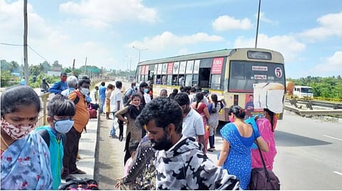 தமிழக எல்லை ஓசூர் ஜுஜுவாடி சோதனைச்சாவடி அருகே நிறுத்தப்பட்டுள்ள தமிழக அரசு பேருந்துகளில் பயணிக்க குவிந்துள்ள பெங்களூரு பயணிகள் | படங்கள் - ஜோதி ரவிசுகுமார்.