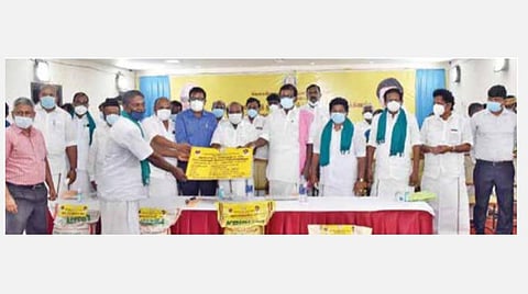 குறுவை தொகுப்புத் திட்டத்தால் தஞ்சை மாவட்டத்தில் கூடுதலாக 45 ஆயிரம் ஏக்கரில் நெல் சாகுபடி: அரசு தலைமைக் கொறடா கோவி.செழியன் தகவல்