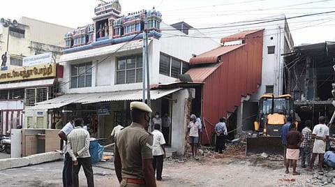 கோயிலுக்குச் சொந்தமான இடத்தில் ஆக்கிரமித்துக் கட்டப்பட்ட கட்டிடத்தை இன்று ஜேசிபி இயந்திரம் மூலம் இடித்து அகற்றிய பணியாளர்கள் | படம்:ஜெ.மனோகரன்.