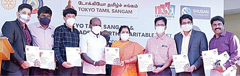 சென்னை கிண்டி அரசு கரோனா மருத்துவமனை இயக்குநர் கே.நாராயணசாமி எழுதிய `கோவிட் புனர்வாழ்வு கையேட்டை’ சுகாதாரத் துறை அமைச்சர் மா.சுப்பிரமணியன் வெளியிட, தென் சென்னை எம்.பி. தமிழச்சி தங்கபாண்டியன் பெற்றுக்கொண்டார். உடன், சுகாதாரத் துறைச் செயலர் ஜெ.ராதாகிருஷ்ணன், மருத்துவர் கே.நாராயணசாமி உள்ளிட்டோர்.