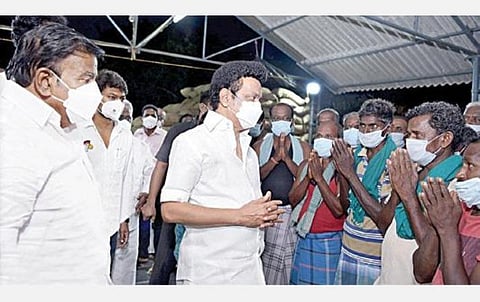 திருவாரூர் மாவட்டம் செருமங்கலம் நேரடி நெல் கொள்முதல் நிலையத்தில் விவசாயிகள் மற்றும் தொழிலாளர்களிடம் குறைகளை கேட்டறிந்த முதல்வர் மு.க.ஸ்டாலின். உடன் அமைச்சர் கே.என்.நேரு, எம்எல்ஏ உதயநிதி ஸ்டாலின் உள்ளிட்டோர்.