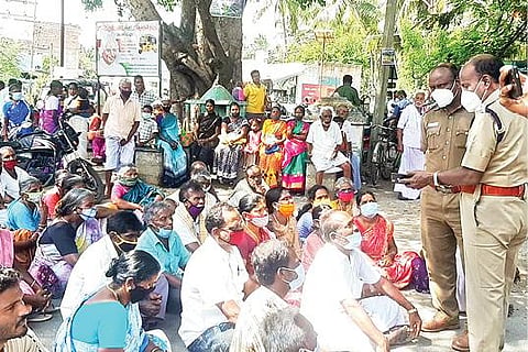 திருப்பத்தூர் - ஆலங்காயம் சாலையில் நேற்று மறியலில் ஈடுபட்ட விவசாயிகளிடம் பேச்சுவார்த்தை நடத்திய காவல் துறையினர்.