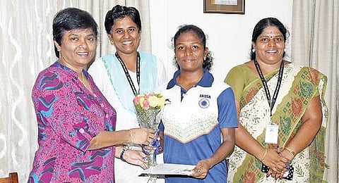ஒலிம்பிக் போட்டியில் பங்கேற்கும் தடகள வீராங்கனை ரேவதியை பாராட்டும் கல்லூரி முதல்வர் கிறிஸ்டியானா சிங் மற்றும்  பேராசிரியைகள்.